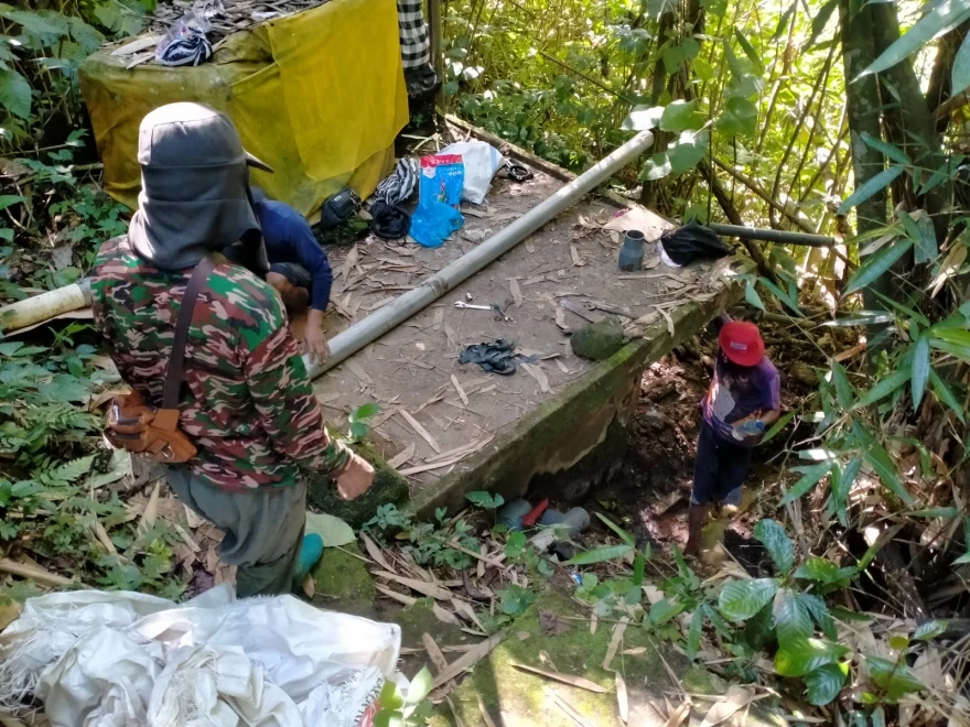PENYAMBUNGAN PIPA INDUK DI KATERING INDUK PURA ULUN SUWI 