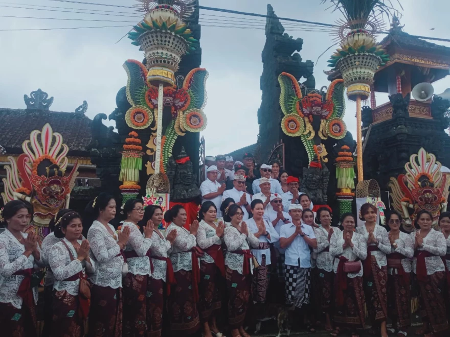 Menghadiri Uleman Upacara Dewa Yadnya Pangeratepan ,Pamelaspasan Tapakan Ratu Gede lan Pujawali Ring Pura Jogar Agung Desa Adat Susut  tanggal 1 Mei 2026 
