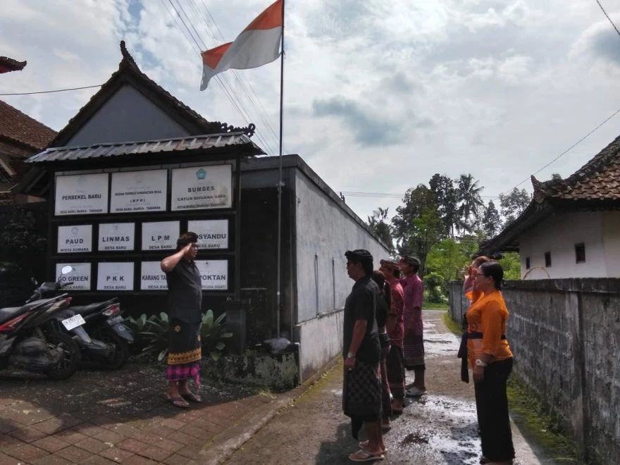 kegiatan upacara bendera dlm rangka memperingati hari desa