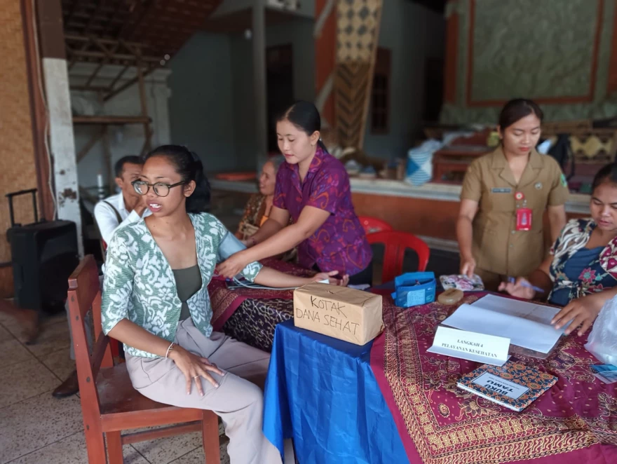 KEGIATAN PEMERIKSAAN KESEHATAN DARI PUSKESMAS MARGA 1 YG DILAKUKAN DIBANJAR DINAS PINGE